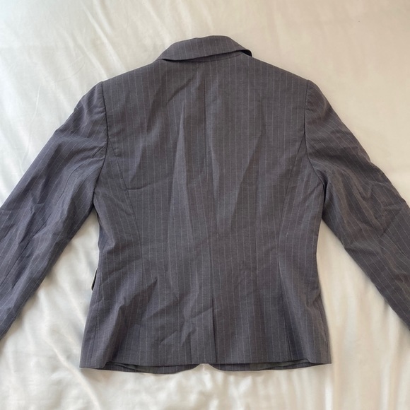 Gray Tahari Arthur S Levine Blazer in size 6P - Picture 4 of 4
